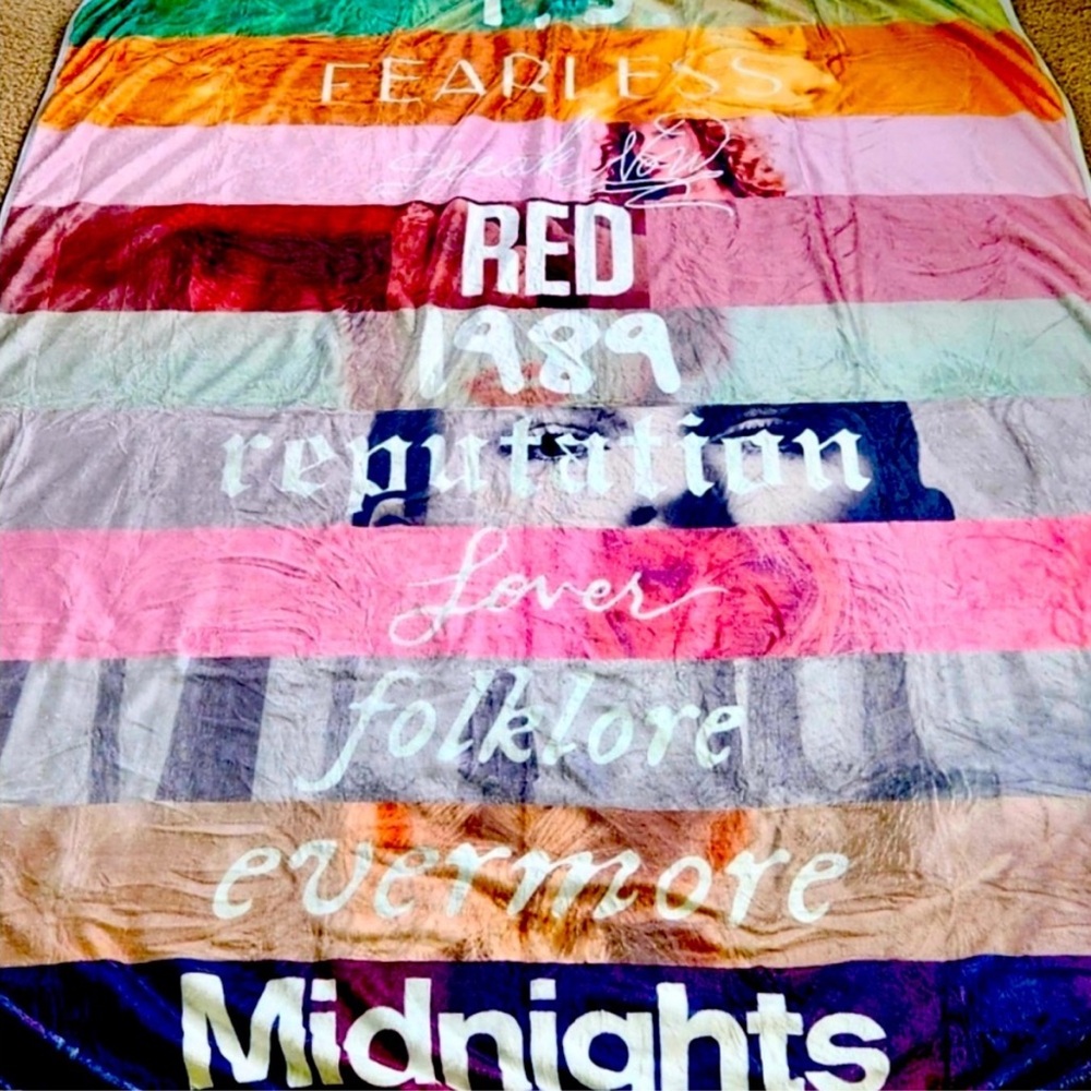 NEW Taylor Swift Eras Tour
Super Soft Throw Blanket ⭐️Collectors Item